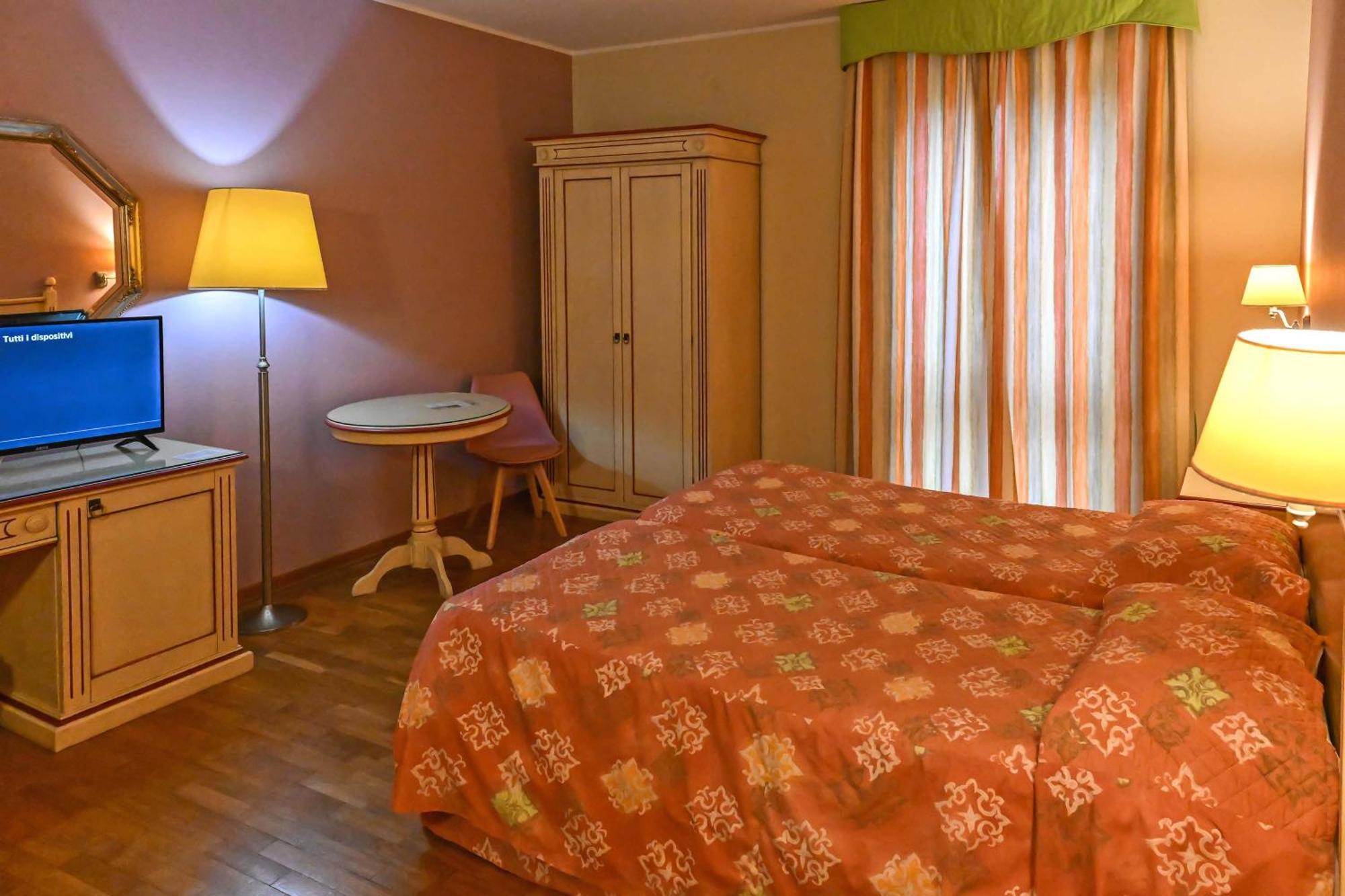 Hotel Matteotti Vercelli Esterno foto