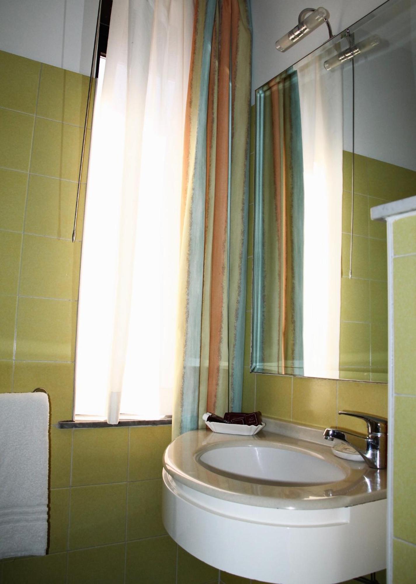 Hotel Matteotti Vercelli Esterno foto